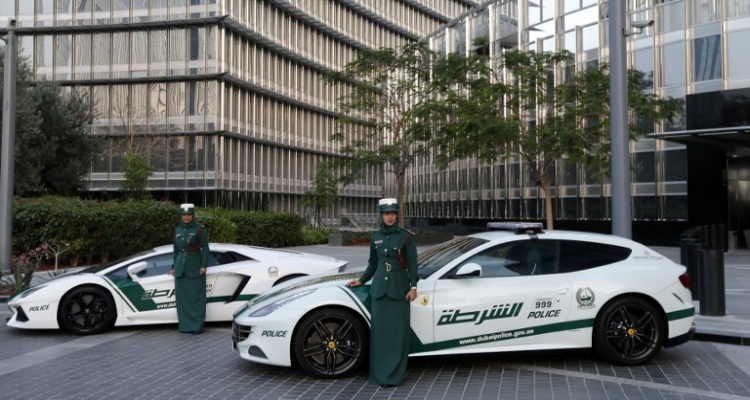 Ferrari polis arabası