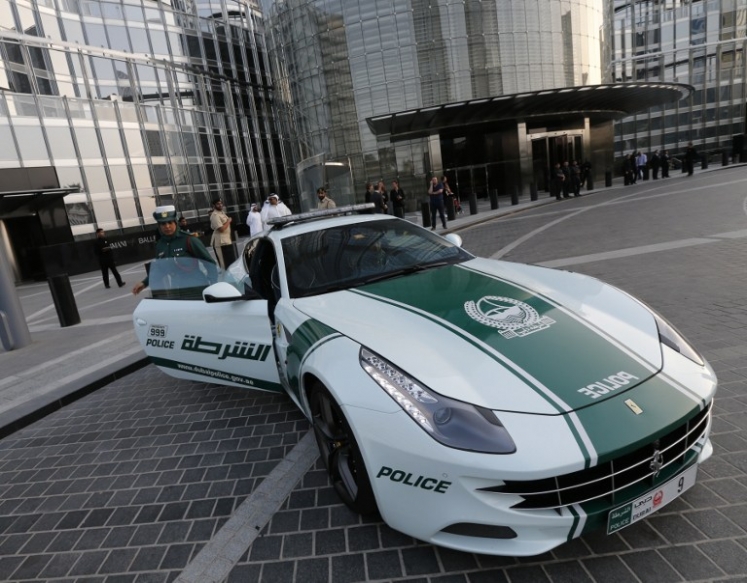 Ferrari polis arabası